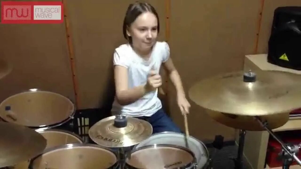 барабанщица виртуоз из тайваня. девушка на барабанах. барабаны китайская девушка. барабанщик на улице. White барабанщица-виртуоз.