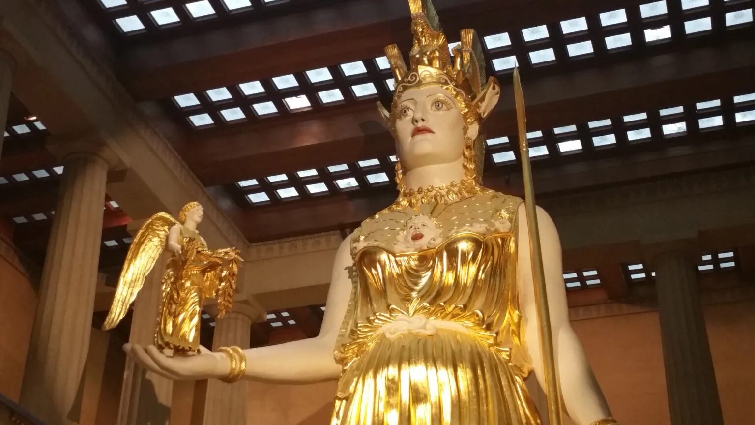 В каком городе находилась статуя афины. Афина промахос фидий. Скульптура фидия афина парфенос. Реконструкция статуи афины парфенос. Афина парфенос скульптура.