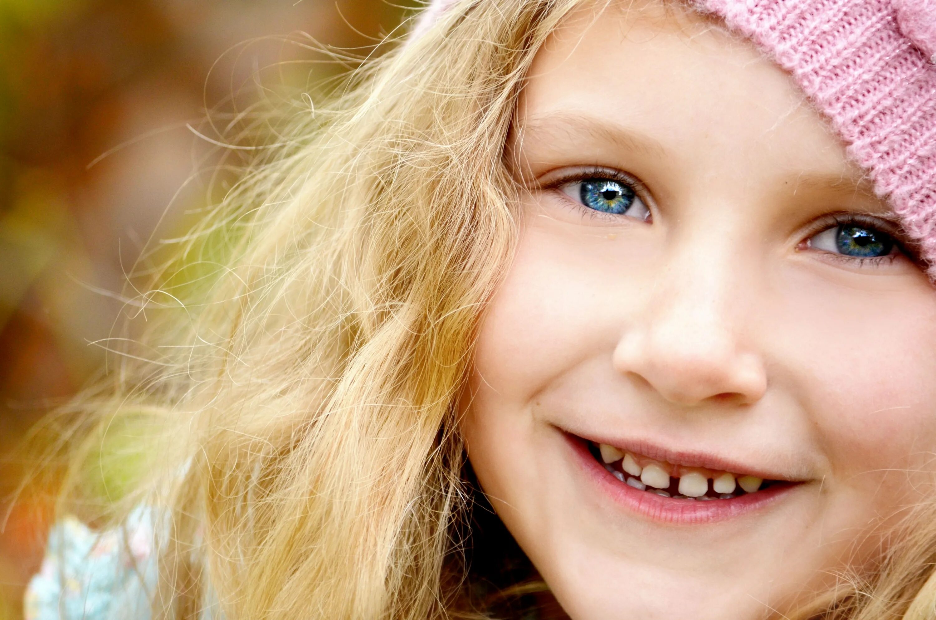 Smiling child. Улыбка ребенка. Девочка улыбается. Счастливые глаза ребенка. Ребенок улыбается.