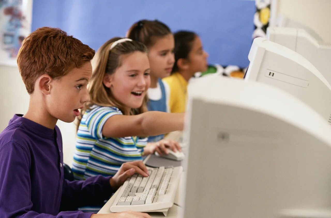1 класс 1 ученик 1 компьютер. Школьник за компом. Ребенок за компьютером. Ученик за компьютером. Дети за компьютером в школе.