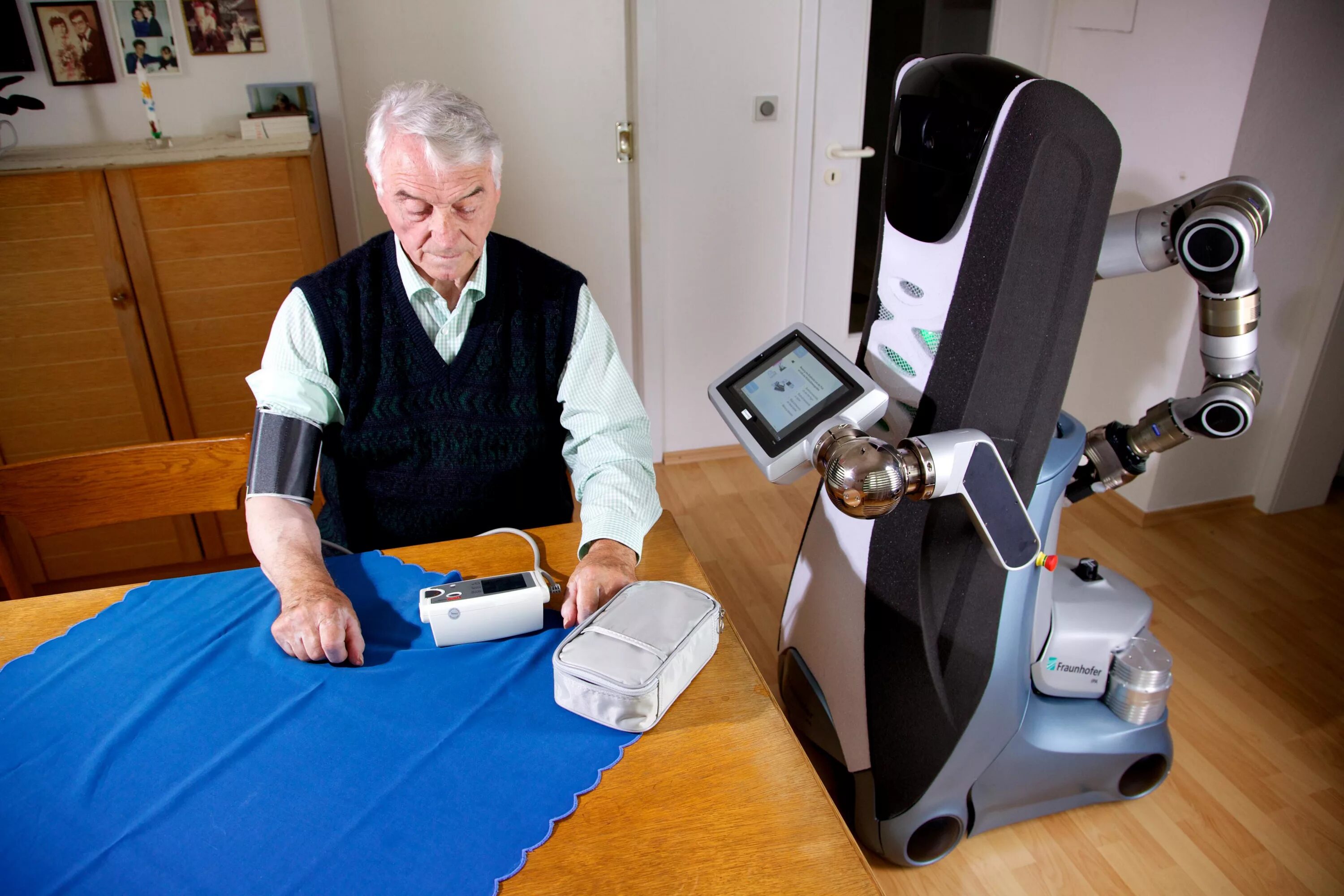 Роботы для пожилых. Пожилые люди и роботы. Робот помощник для пожилых людей. Роботы помощники пенсионерам.