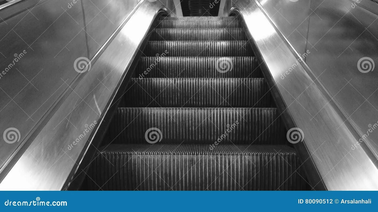 Ступень эскалатора метрополитена. Эскалатор в метро. Эскалатор сбоку metro. Эскалатор в метро екатеринбург. Ступени эскалатора метрополитена.