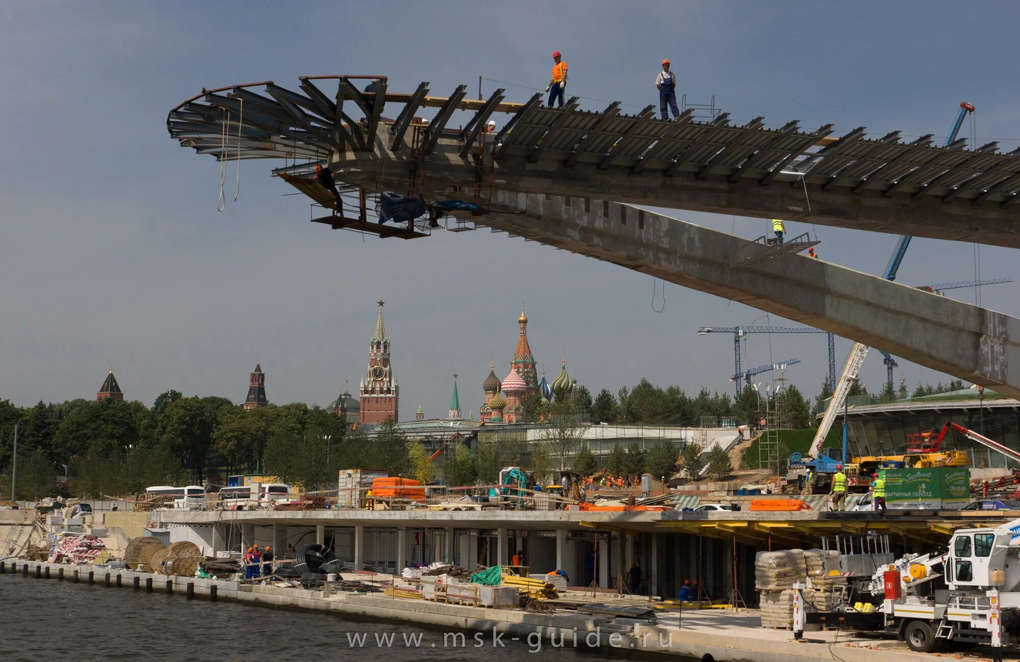 Парк зарядье мост над рекой. В москве мост над москва рекой. Парящий мост в москве в парке зарядье. Парк зарядье мост над рекой. В москве мост над москва рекой.