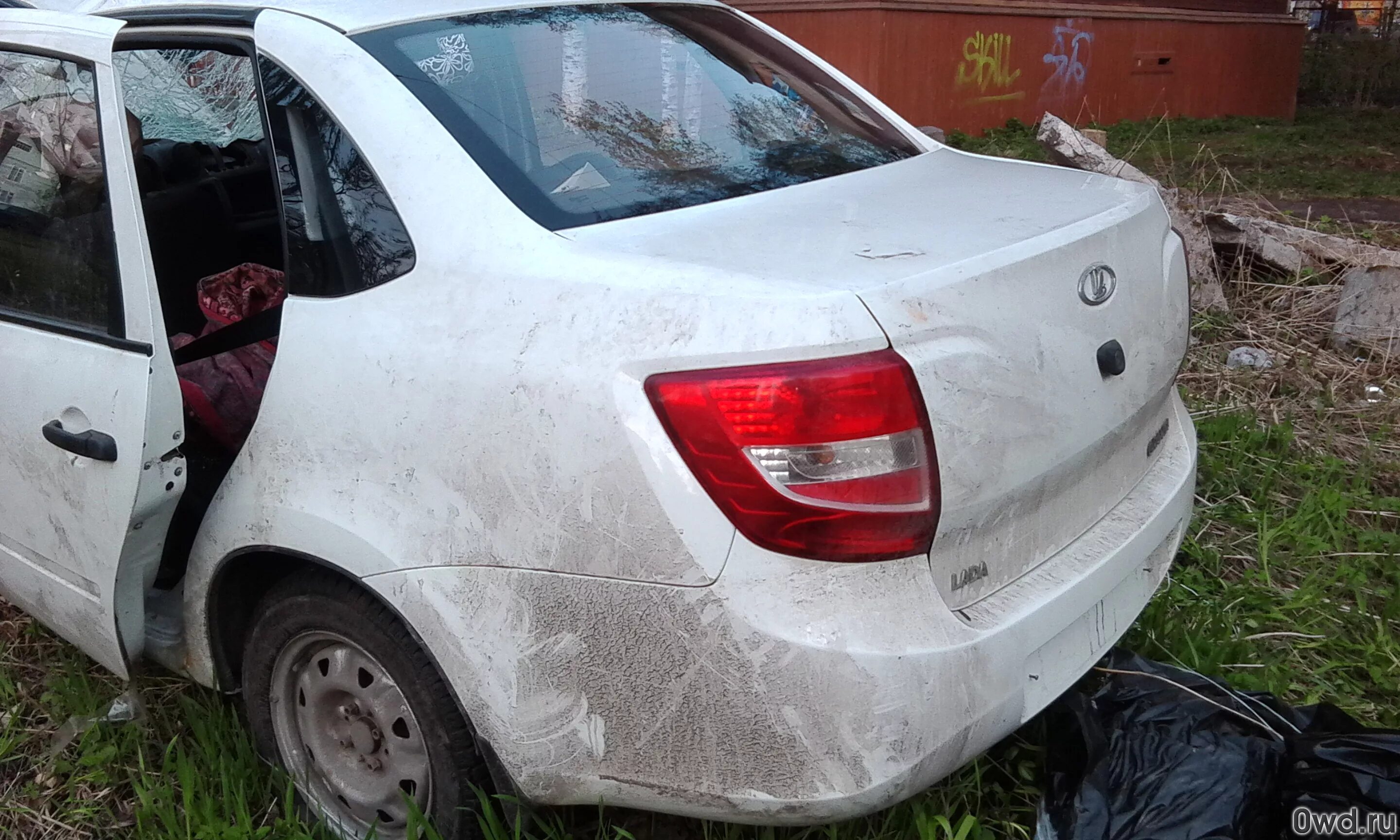 Белая гранта битая сзади. Гранта битая. Гранта битая. Гранта битая. Битая гранта фл черная.