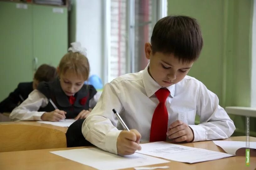 Ученик решил использовать. Ученик решил использовать. Ученик решает задачу. Ученики в школе. Школьник у доски.