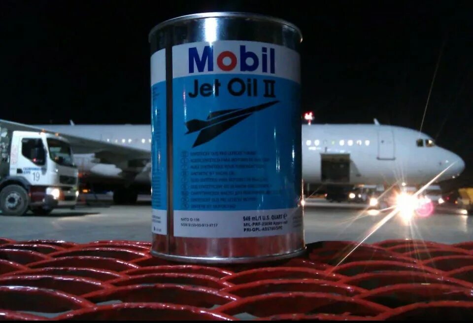 Горючее для двигателя. Масло mobil Jet Oil 2. Масло для самолетов мобил Джет Ойл. Самолет маслом. Масло в авиационном двигателе.