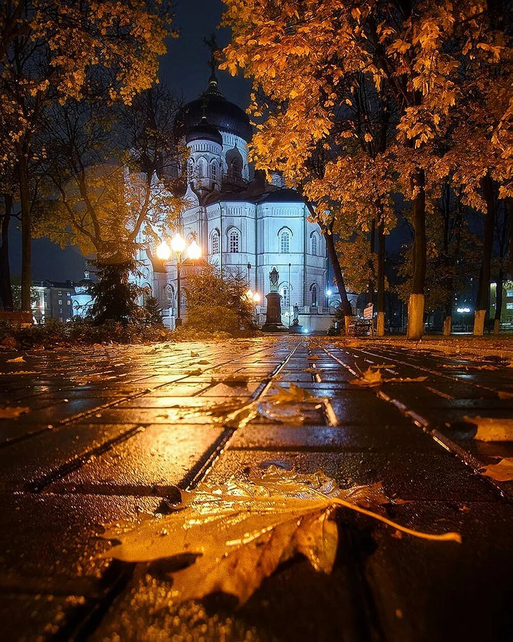 Вечер дождь осенняя. Воронеж храм осень вечер. Осенний вечер.