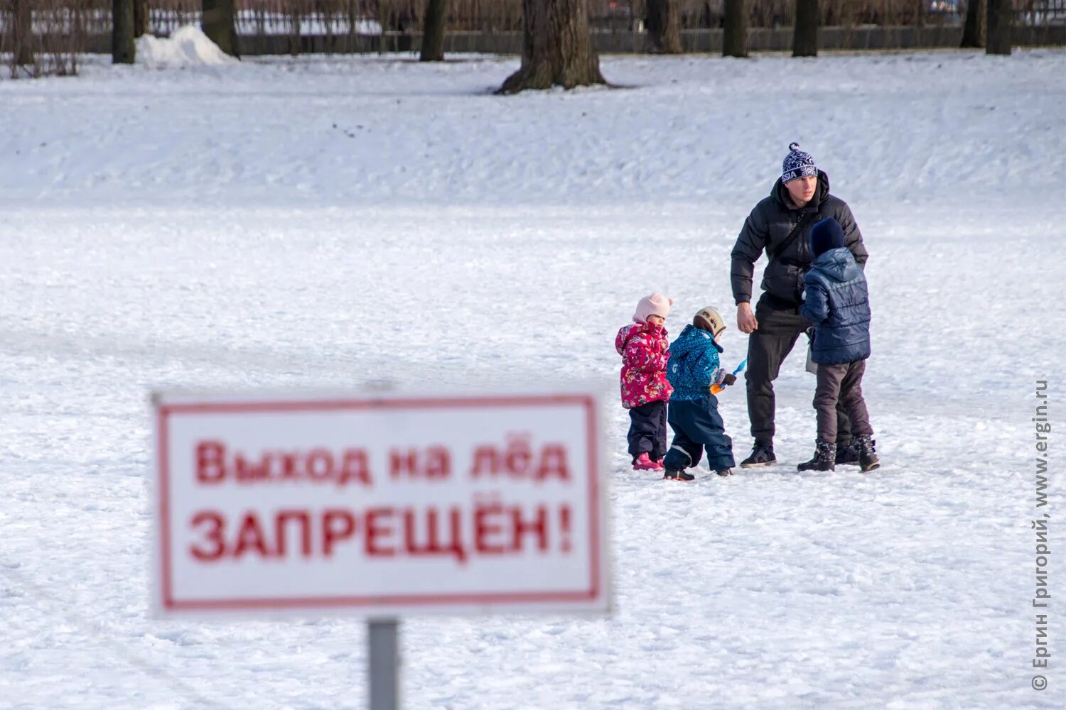 С какого числа запрет выхода на лед. Выход на лед запрещен. Запрет выхода на лед. Выход га лед запрещён. Выезд на лед запрещен табличка.