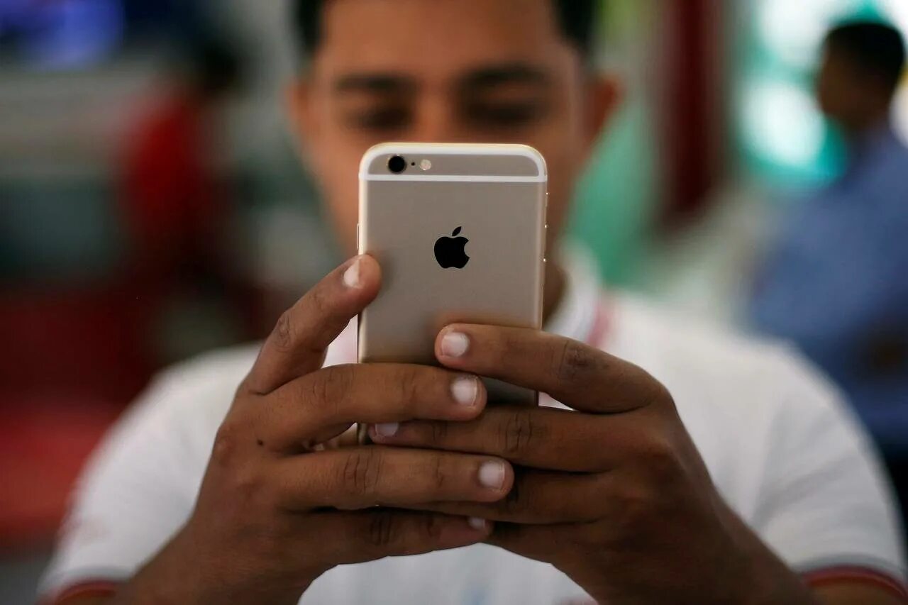 Владельцы iphone 12. Владельцы iphone 12. Владельцы iphone 12. Смартфон apple iphone 12 mini. Iphone 11mini vs 12 mini.