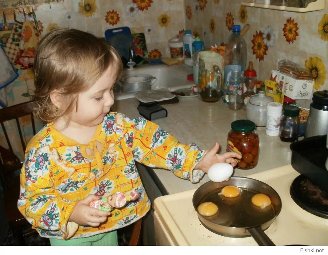 Мамины помощники младшая группа. Дети помощники. Девочка готовит. Дети девочки домашняя готовка. Ребенок готовит яичницу.