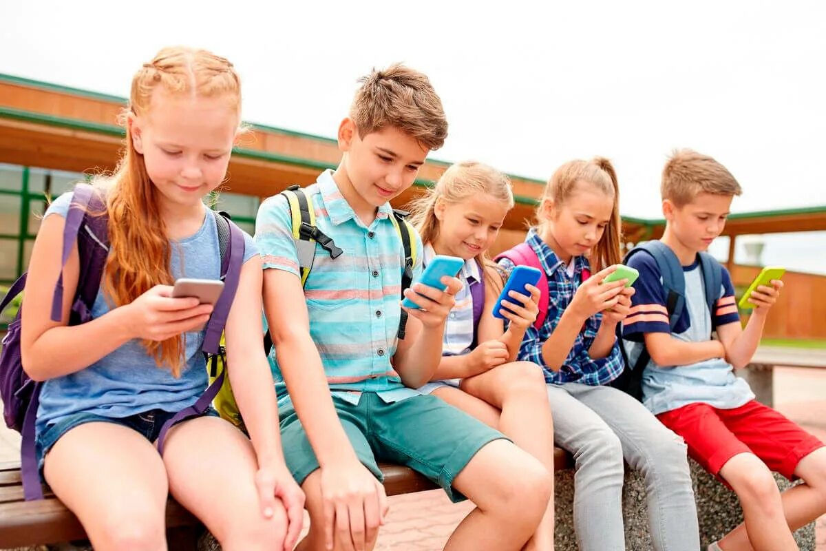 Дети современности. Ребенок сидит в телефоне. Дети с гаджетами на улице. Дети в ряд с гаджетами. Дети сидят в смартфонах.