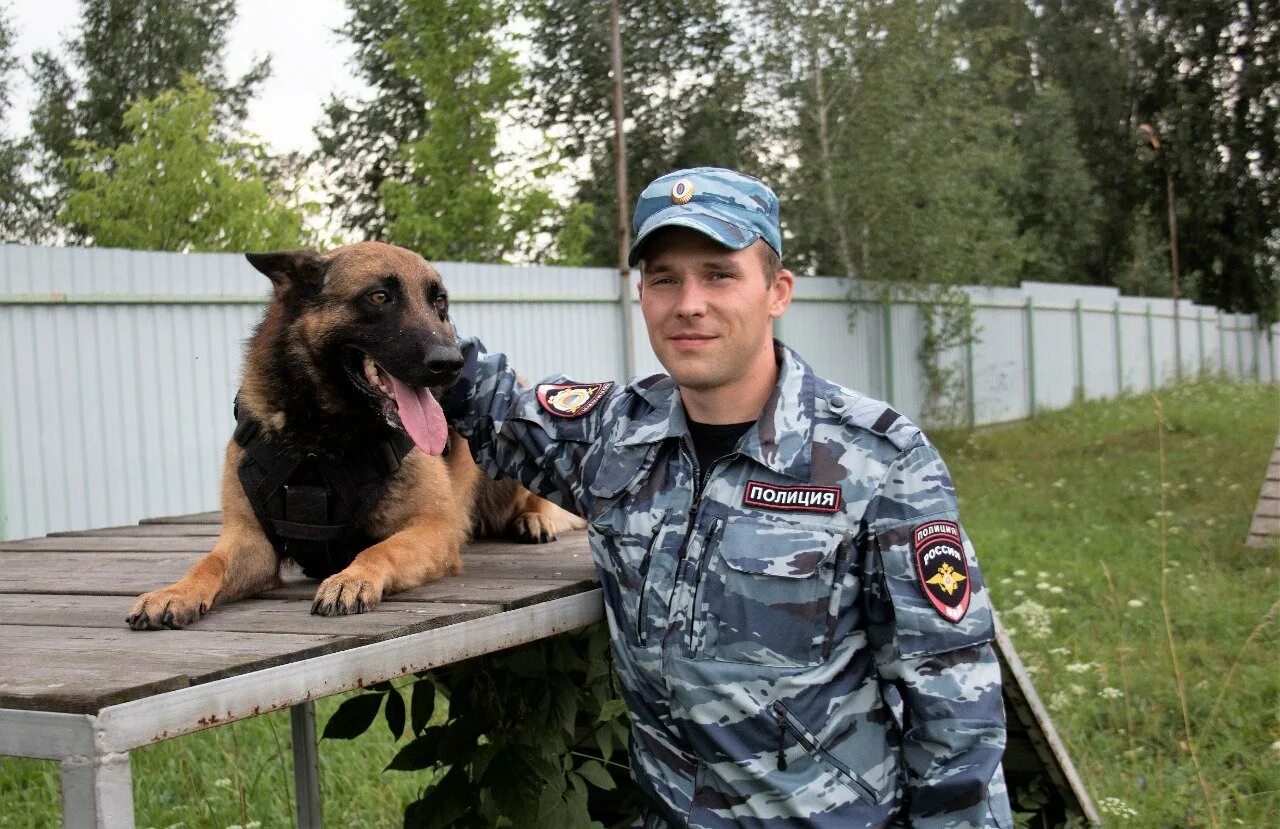 Полицейский кинолог женщина. Кинологи цкс петрозаводск. Сао кинологическая служба полиции россии. Восточноевропейская овчарка служебная. Центр кинологической службы мвд сао москва.