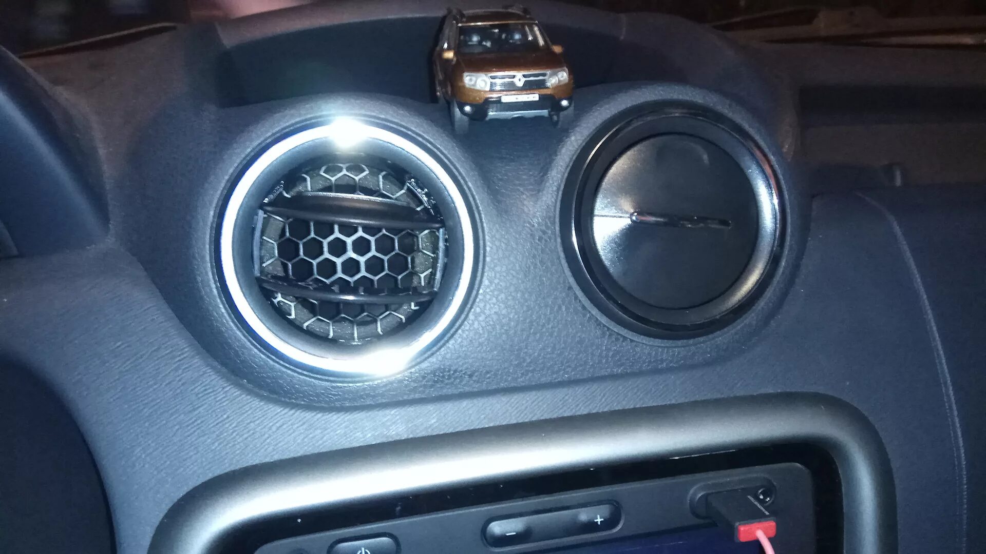 Дефлектор воздуховода renault duster. Воздуховод дастер. Renault duster воздуховод. Сопло воздуховода амг рено логан 1. Renault duster сопло воздуховода хром.