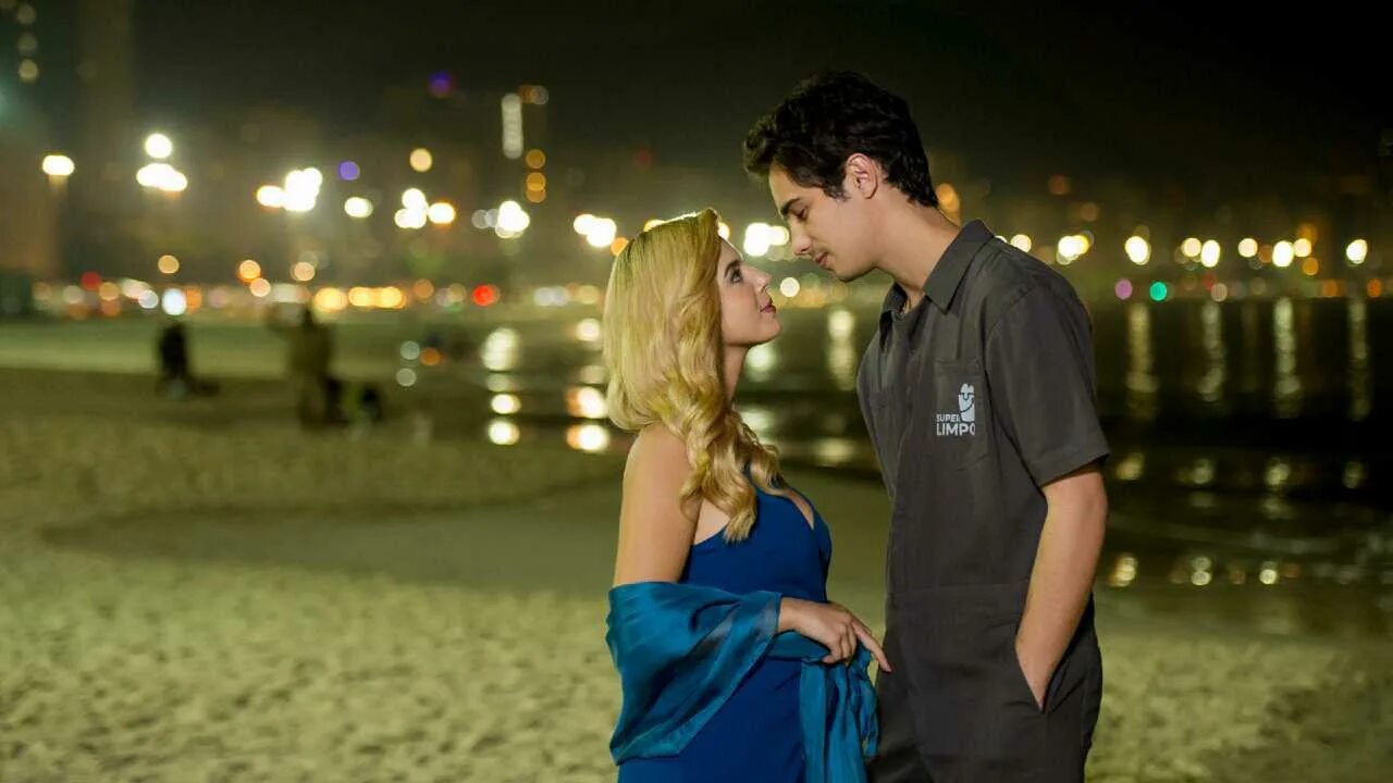 богач и любимая. парень дарит кольцо девушке. мужчина дарит женщине драгоценности. богач и любимая. шикарная жизнь.