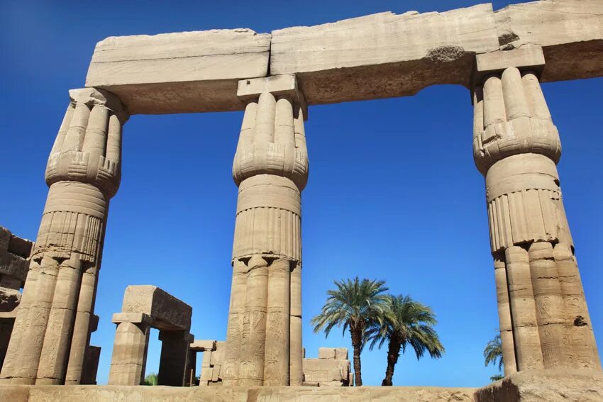 Сооружения посвященные древним богам. Крупнейшие храмовые постройки древнего египта. Луксорский храм. Храм хонсу египет. Храм в ком-омбо в верхнем египте.