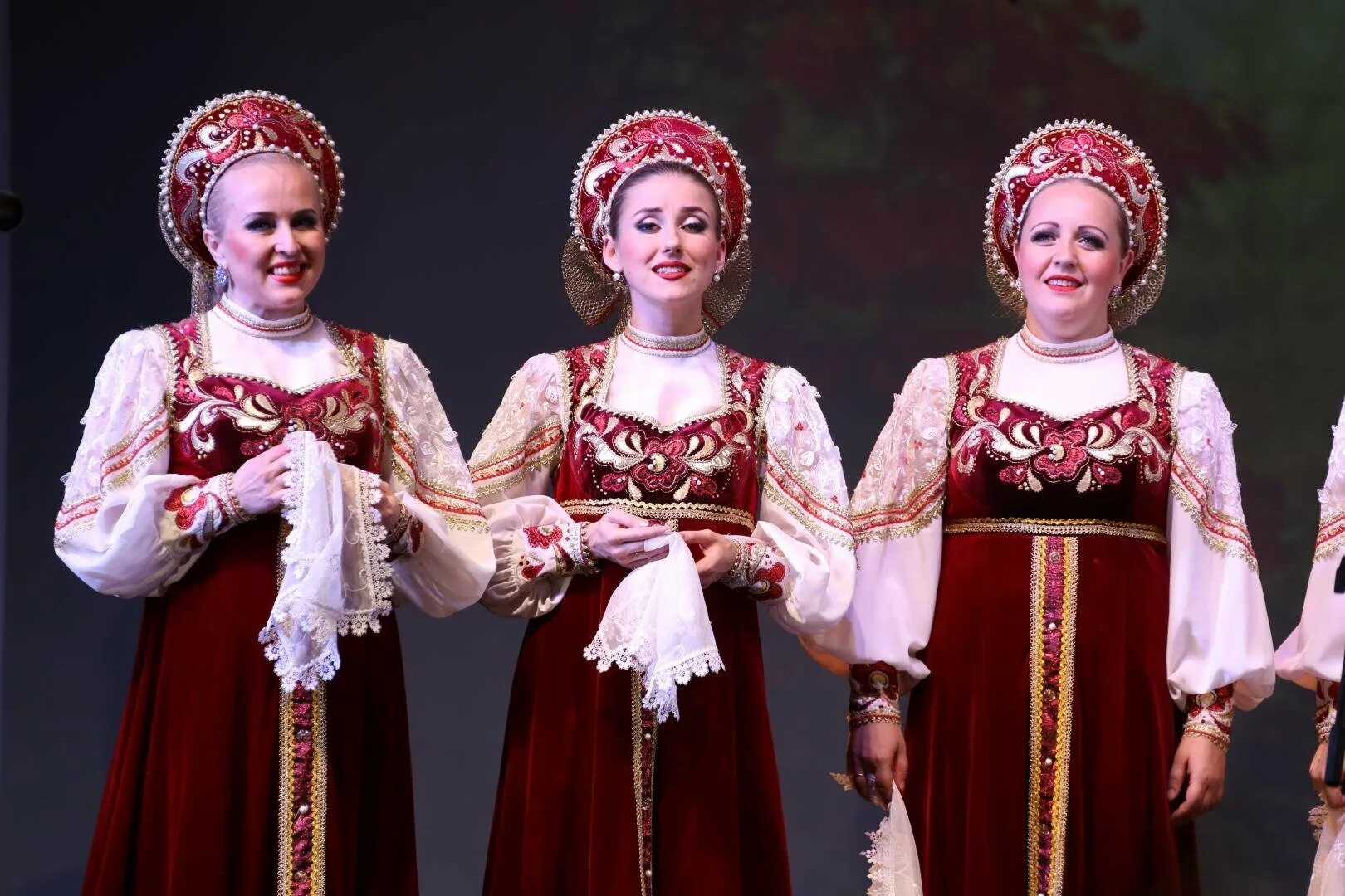 Женский народный ансамбль. Ансамбль рябинушка. Костюмы для народного коллектива. Народный хор сударушка воткинск. Костюмы для фольклорного коллектива.