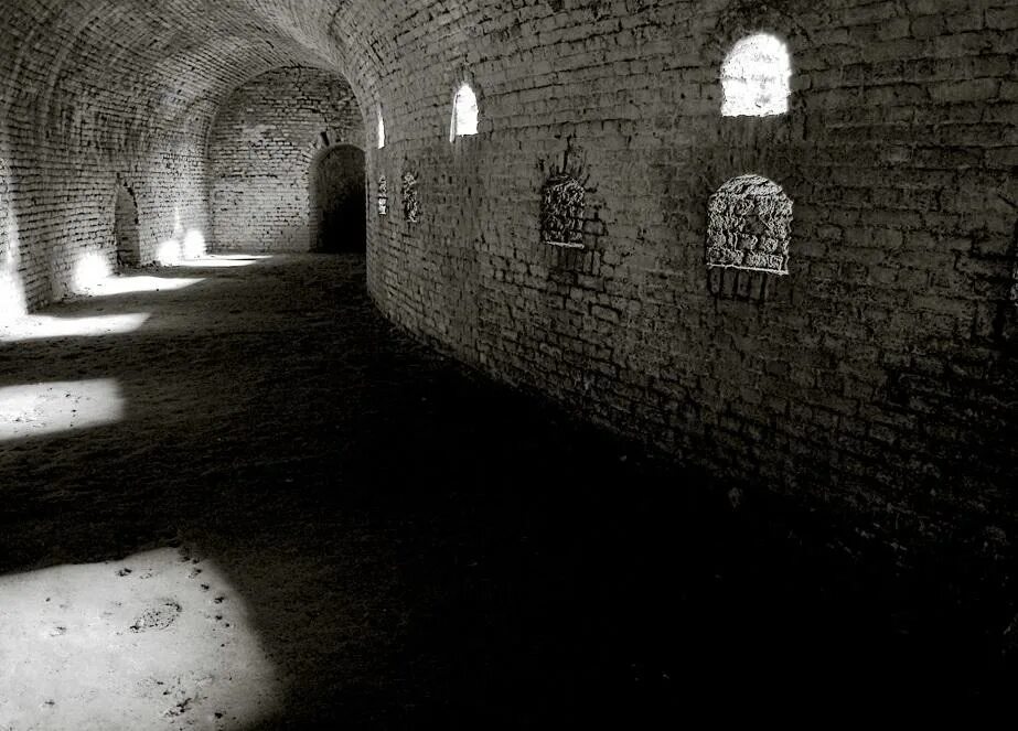 Козиматы петропавловской крепость. Петропавловская крепость внутри казематы. Ужгородский замок казематы. Каземат мешок. Каземат.