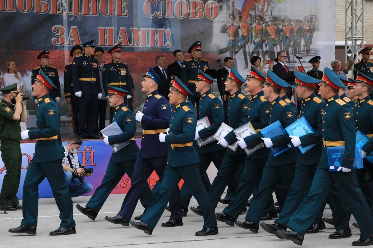 Новосибирском высшем военном командном училище. НВВКУ выпуск 2021. НВВКУ 2022. Новосибирск НВВКУ офицеры. Высшее военное командное училище в Новосибирске.