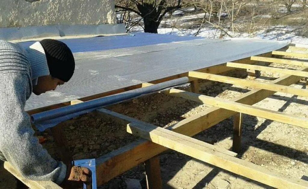 Односкатная крыша профнастил своими руками. Деревянная крыша на гараж. кровля из профнастила на гараж.