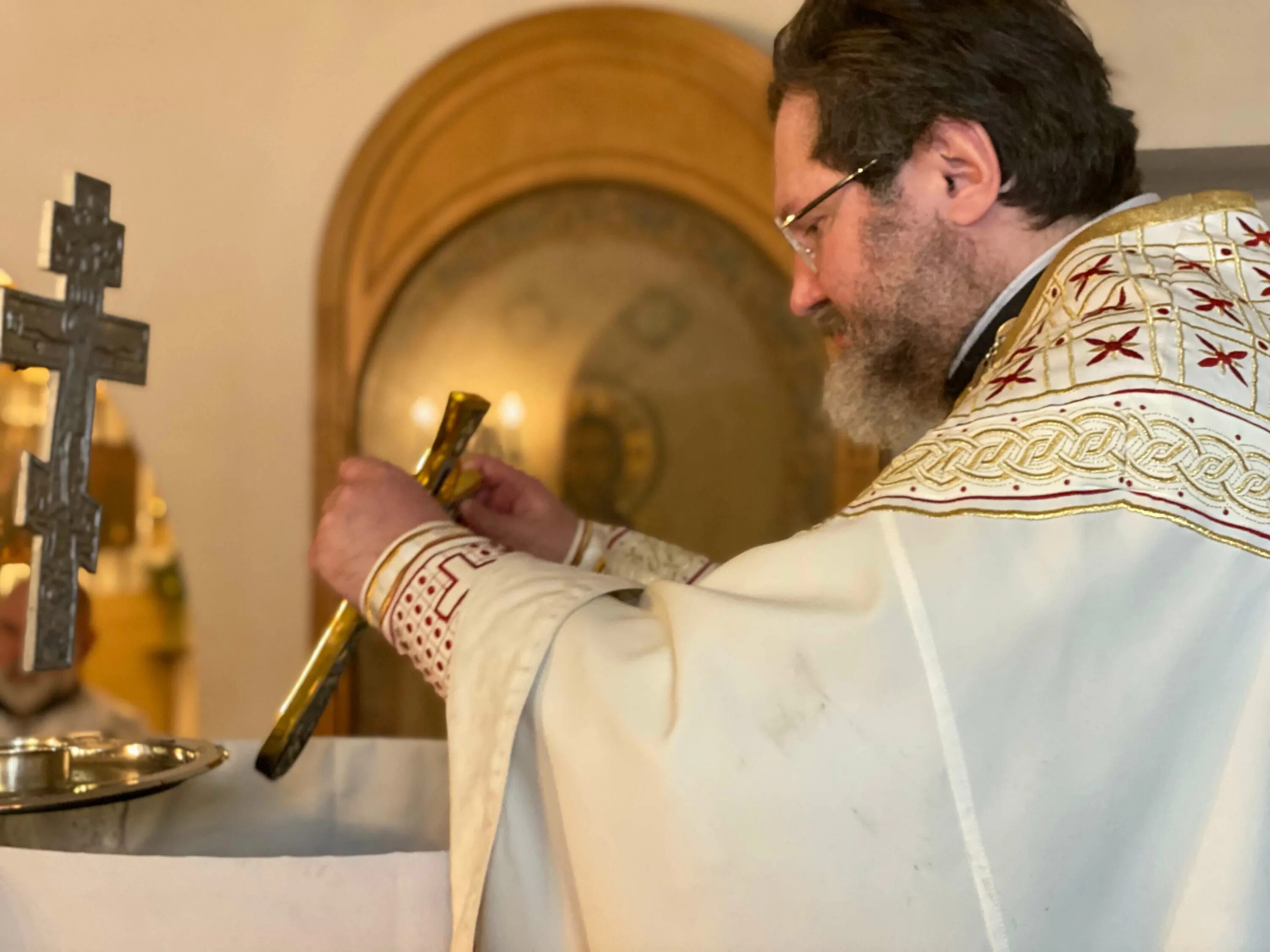 литургия в крещенский сочельник. архиерейское богослужение вид сверху. служба в храме. литургия в крещенский сочельник. крещенский сочельник афон.