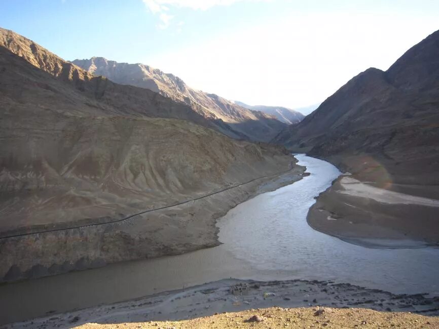 Какие реки берут начало в гималаях. Слияние рек инд и Занскар. Долина Занскар. Река инд. Мост из Китая в Ладак Индия.