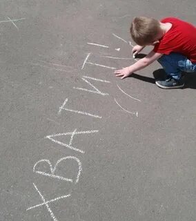 На асфальте белом подарю колечко