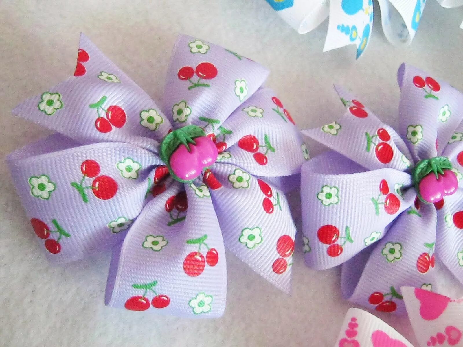 Бантик из ленточки. Бантики из атласных лент. Бантики своими руками. Резинка с бантиком. Красивые бантики своими руками.