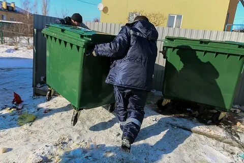 Возле мусорного бака