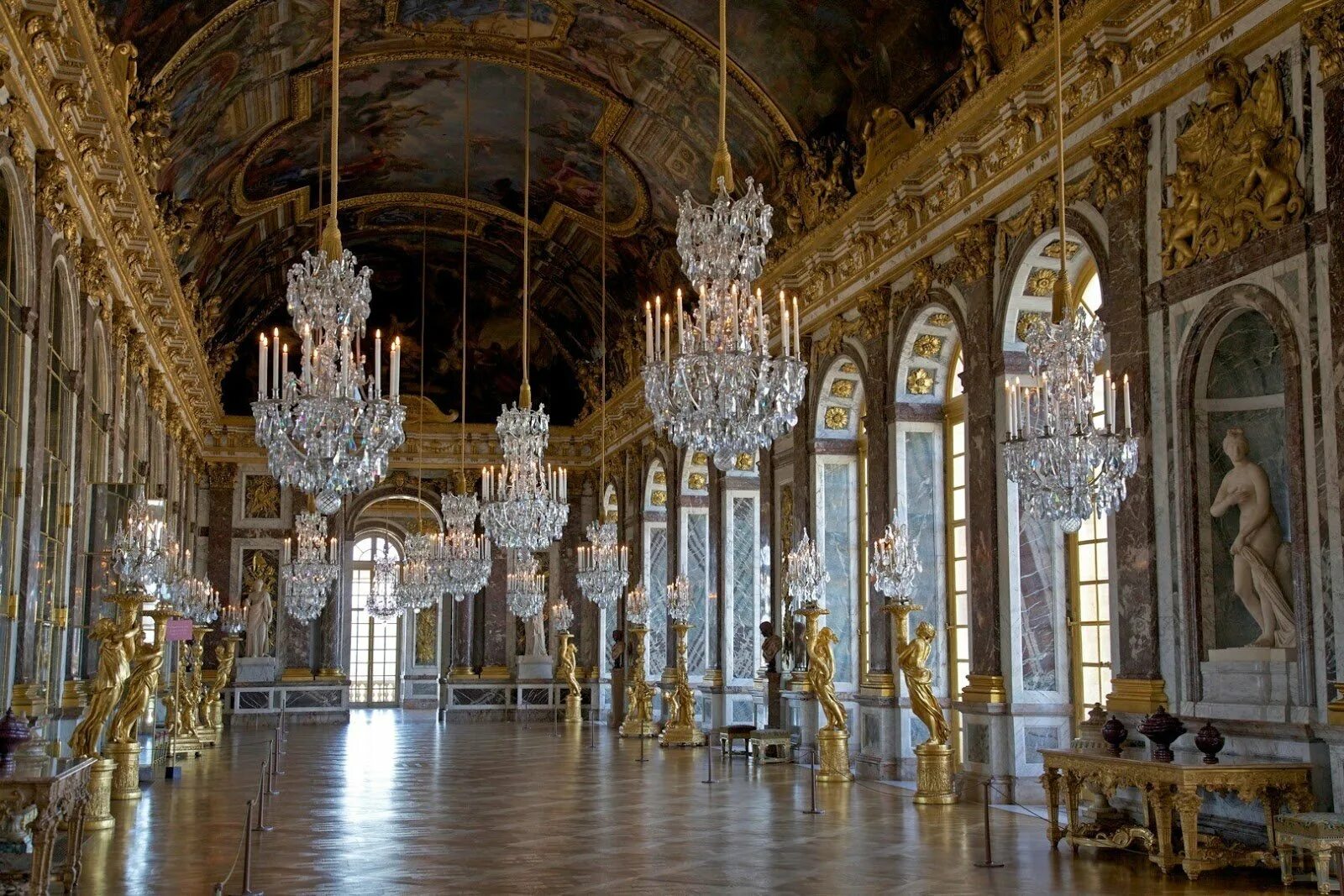 Версаль зеркальная галерея Версальского дворца. Зеркальный зал Версальского дворца. Дворец Фонтенбло бальный зал. Версальский дворец Версаль внутри.