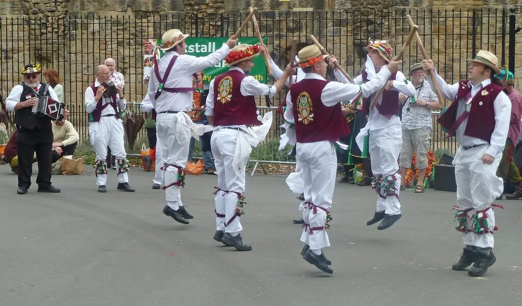 Morris dancers в великобритании. Morris dancers в великобритании. Morris dancing в англии. Моррис дансинг великобритания. Праздник моррис дансинг великобритания.
