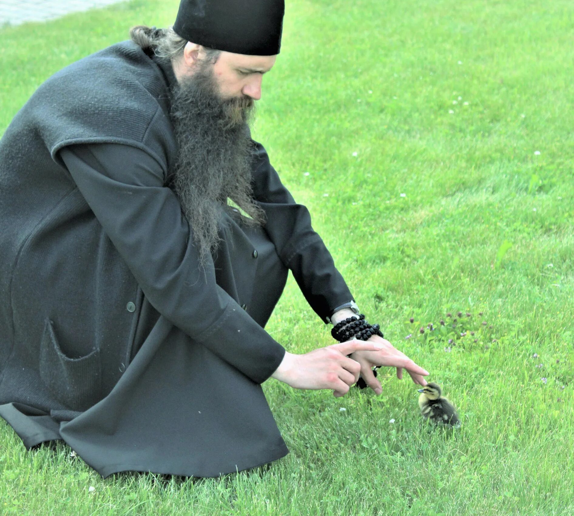 Глухонемой парень в монастыре. Иеромонах Паисий Новоженов. Православный монах. Труд монахов. Насельник монастыря это.