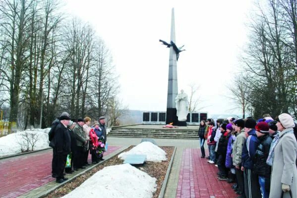 Погода кондрово на 10 дней калужской области. Мемориальный комплекс Журавли Кондрово. Обелиск Журавли Кондрово. Памятник Журавли Кондрово. Вечный огонь Кондрово.