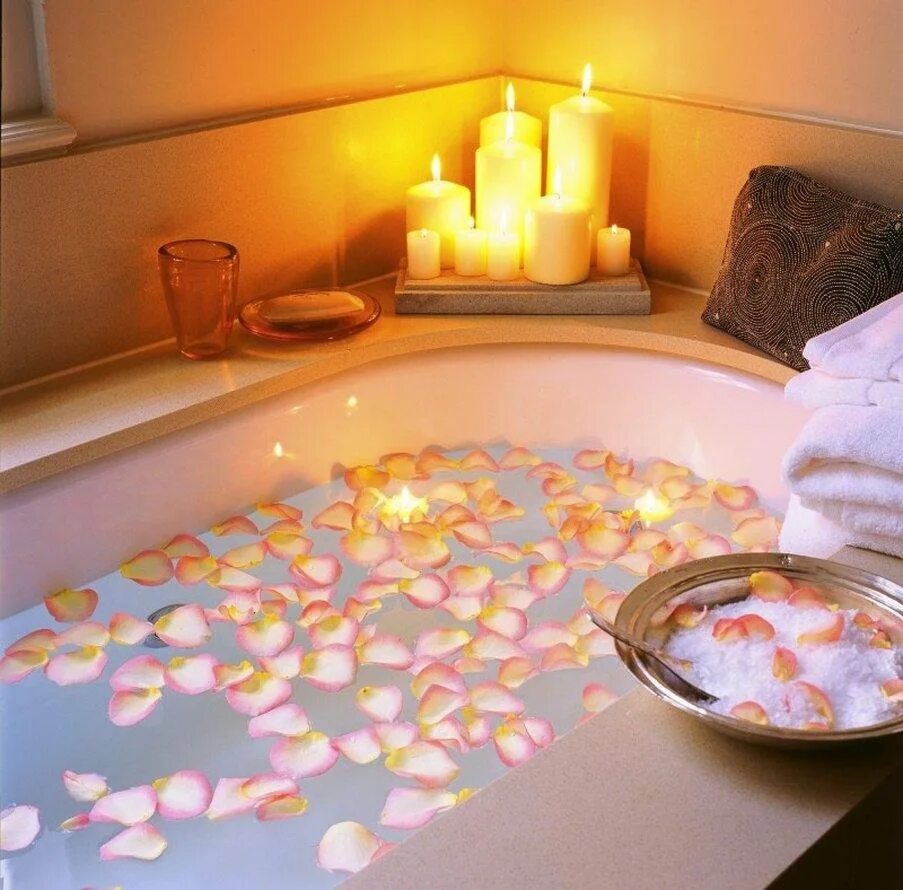 Делаем романтик. Ванная с лепестками роз. Ванная с пеной и свечами. Романтический вечер в ванной. Ванна со свечами.