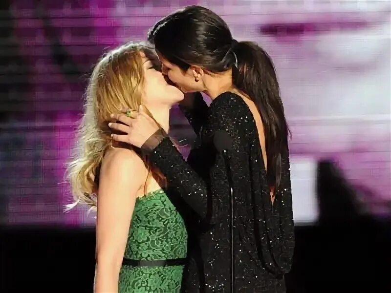 Scarlett Johansson and Sandra Bullock Kiss. Sandra Bullock hot Kiss.