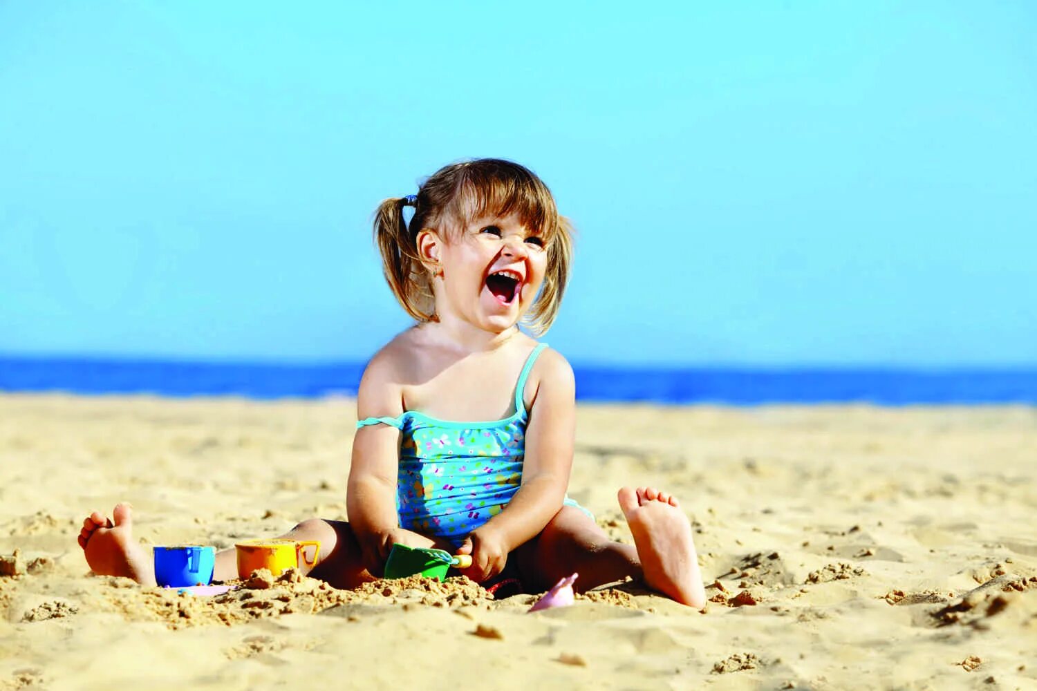 Море песок ребенок. Дети на море. Ребенок в пледе. Малыш на море. Лето пляж дети.