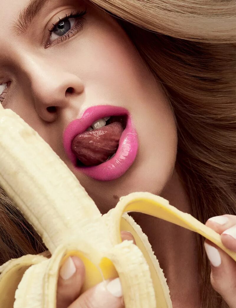 красивые сосущие девушки. девушка ест банан. молодая девушка ест банан. девушка кушает банан. фотосессия с бананом.