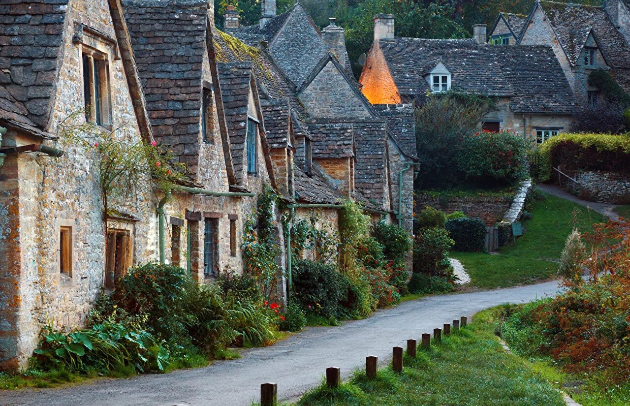 Castle combe, уилтшир, англия. бланкенхайм германия. Castle combe, уилтшир, англия. старые маленькие города. старые маленькие города.