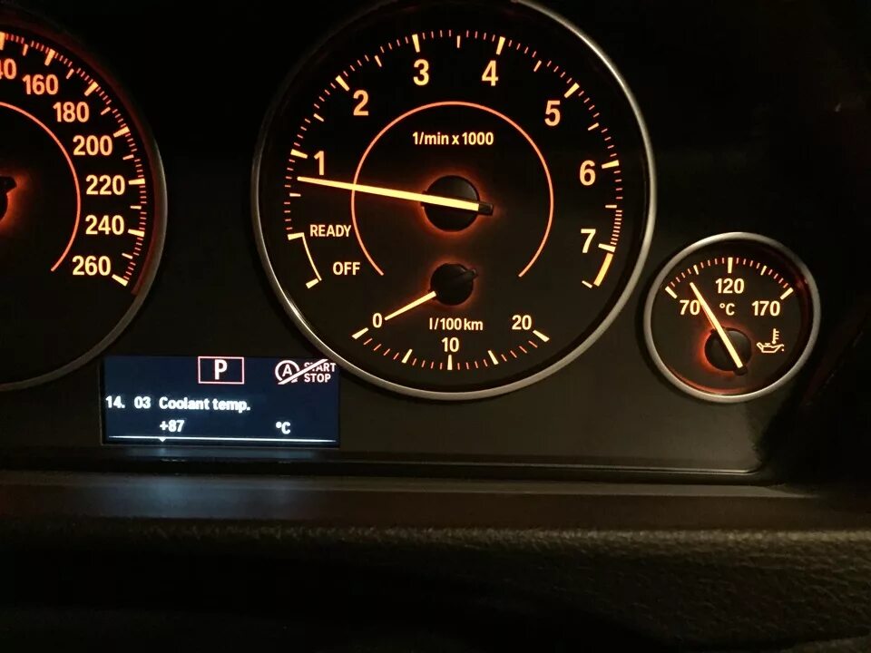 Датчик температуры BMW f30. Чек на приборке БМВ 3 f30. Бортовой компьютер БМВ е90. Индикатор давления масла BMW f10. Температура масла бмв