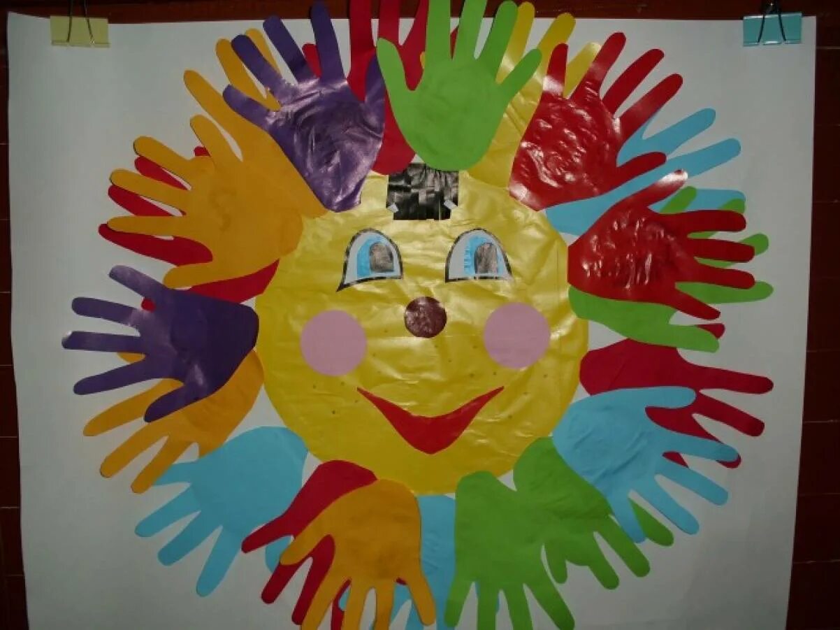 День доброты аппликация. Коллективная работа день доброты. Аппликация дерево доброты в средней группе. Аппликация на тему дружба в старшей группе. Ладошка добра в детском саду.