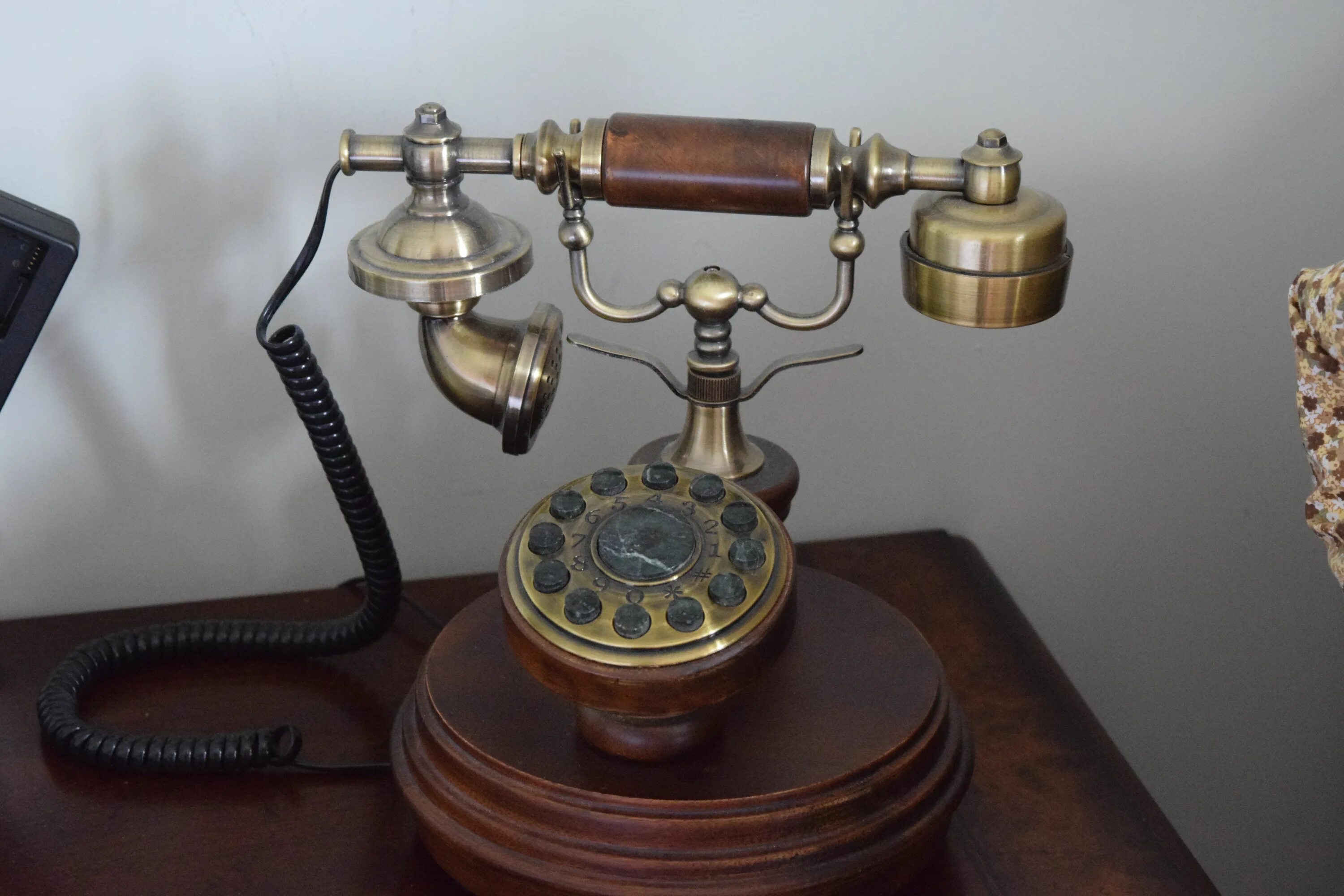 День рождения телефонного аппарата 7. Телефонный аппарат Бойля 1896. Первый телефонный аппарат. Старинный телефонный аппарат. Телефонный аппарат стационарный старинный.