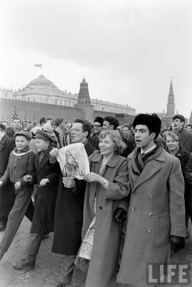 14 апреля 1961 года. Гагарин на красной площади 1961. Встреча Юрия Гагарина в Москве в апреле 1961 года. Ликование на красной площади в честь полёта Гагарина 1961. Встреча Юрия Гагарина на красной площади.