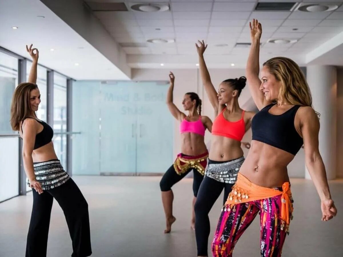 Танцы для новичков. Занятия танцами. Танцы в зале. Танцевальное обучение. Занятия в танцевальной студии.