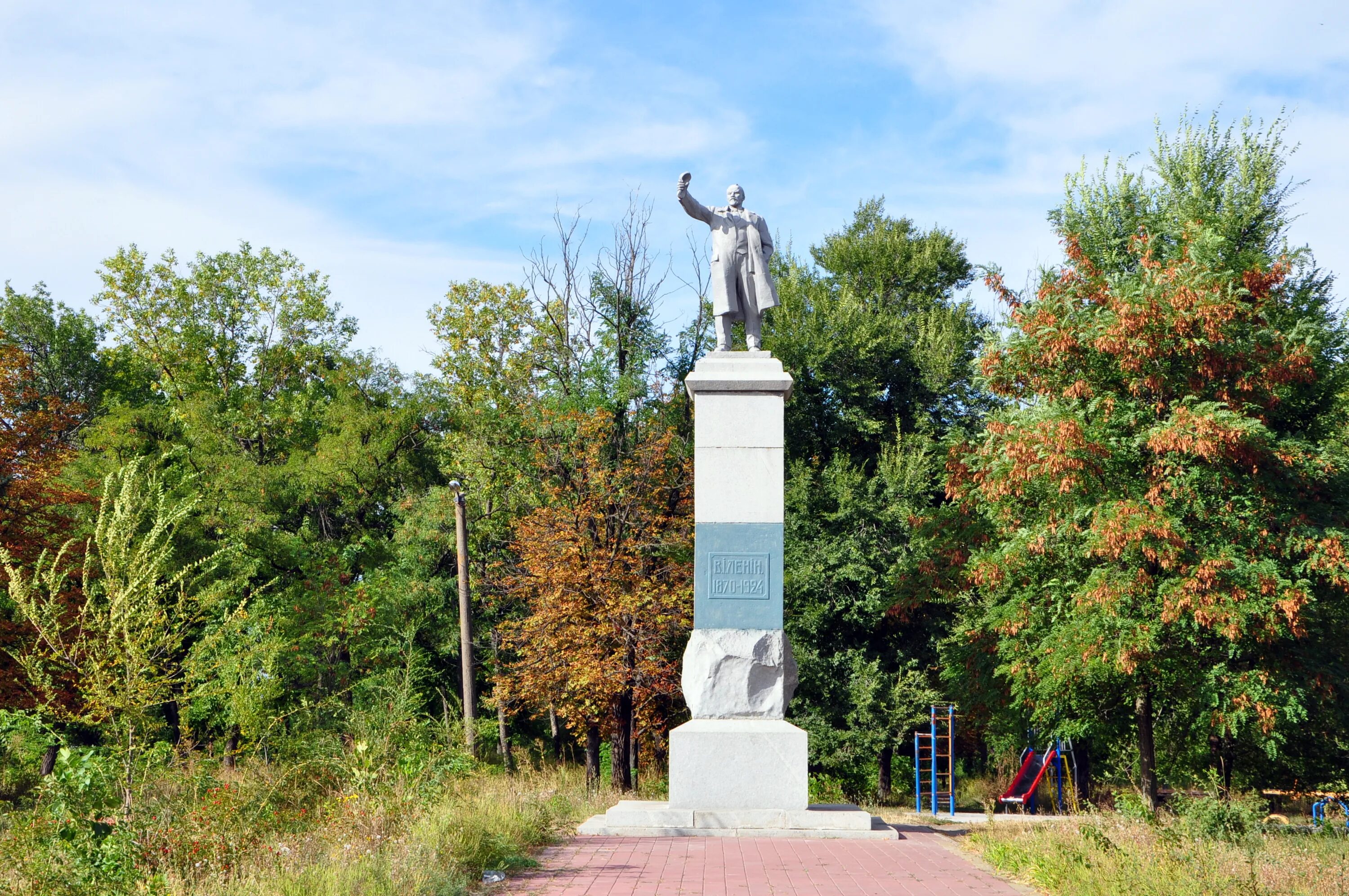 Вольнянск запорожская. Вольнянск. Вольнянск запорожская. Вольноандреевка запорожская область. Мемориал славы слободзея.