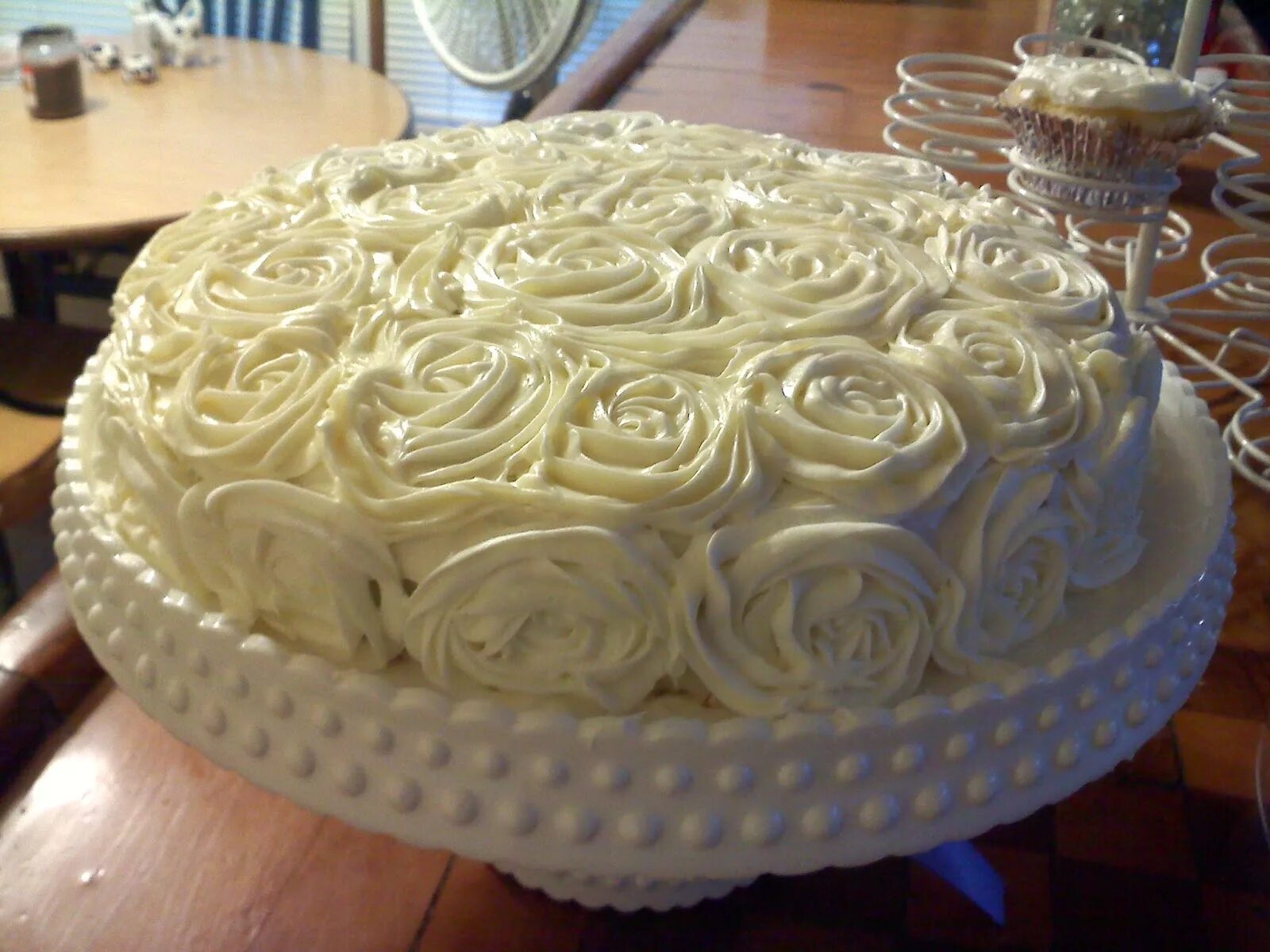 Тортабелла. Торт с белыми розами. Белый торт с белыми розами. Торт на миллион. Торт с белым цветком.