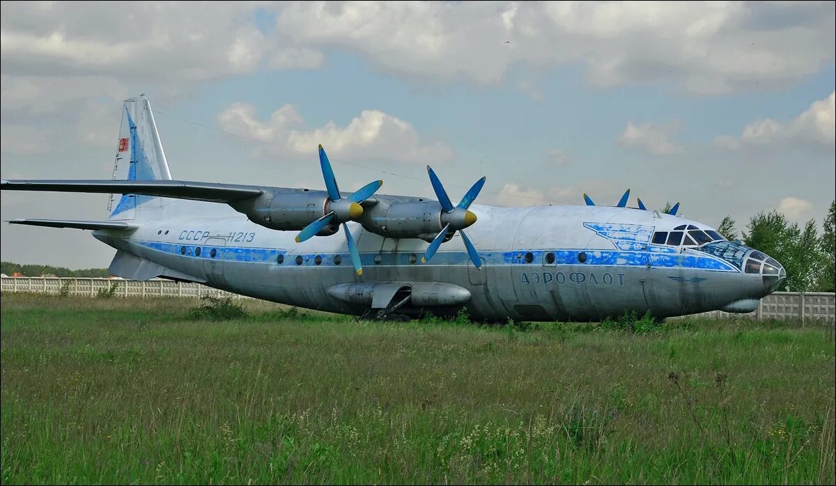 ан-10а ссср-12947. самолет ан 10 ссср. ан-10 пассажирский самолёт. ан 10 пассажирский самолет. ан-10 монино.