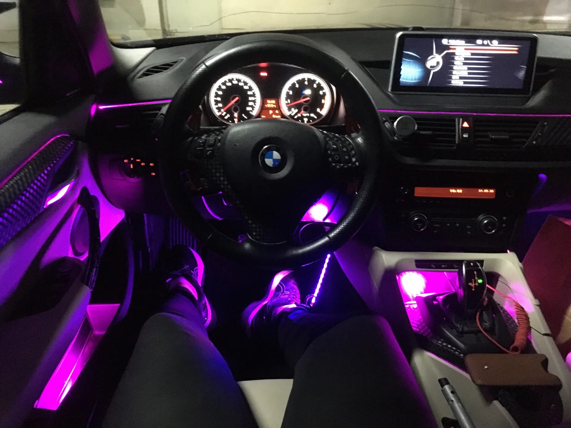 Включи цвет подсветки. Подсветка салона BMW f25. Ambilight подсветка салона BMW f25. Подсветка салона БМВ x1. Подсветка салона BMW e90.