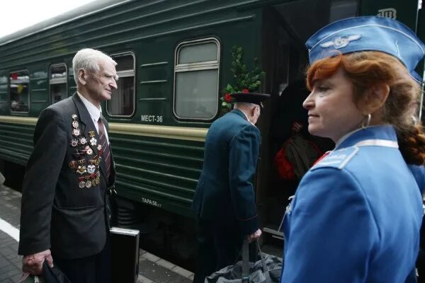 Ветеран в поезде. Ветераны РЖД. Бесплатный проезд для ветеранов. Ветеран в электричке. Ветеран железной дороги