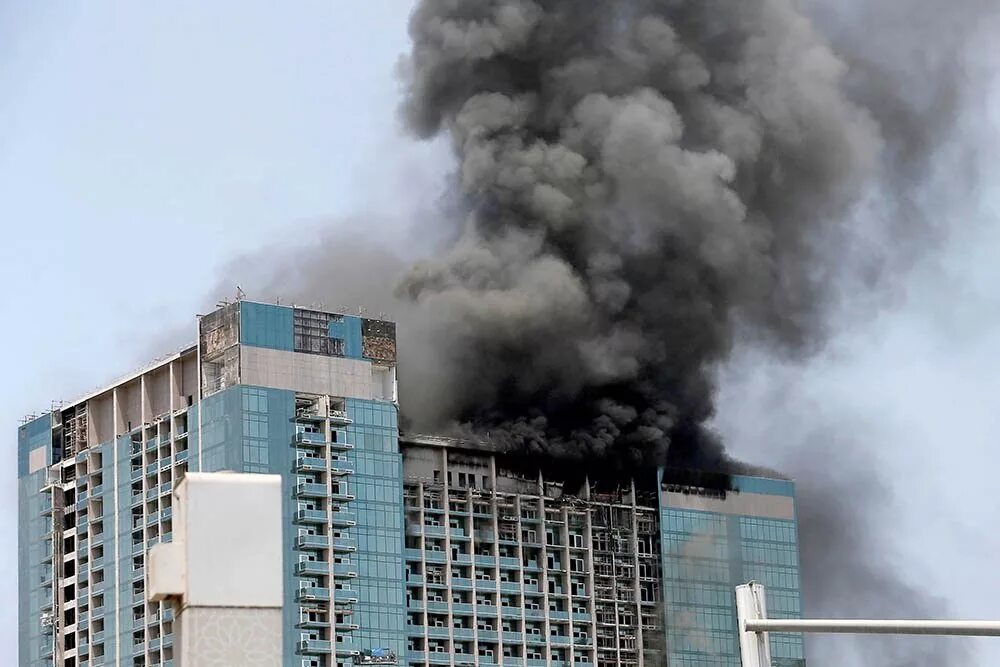 Горит небоскреб. Пожар Абу Даби. Пожар в небоскребе. Пожары на небоскребах в мире. Горит здание строящегося.