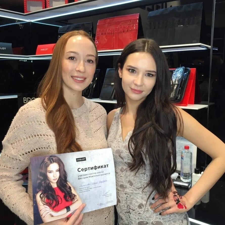 Бьюти блоггер гоар аветисян. Вика против юли. Вика бьюти. Вика бьюти. Виктория моисеева, блогер koffkathecat.