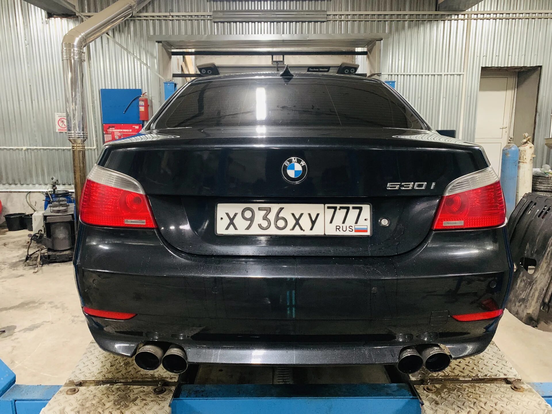 BMW e60 двойной выхлоп. Раздвоенный выхлоп BMW e60. Выхлоп БМВ м5 е60. БМВ е60 м выхлоп.